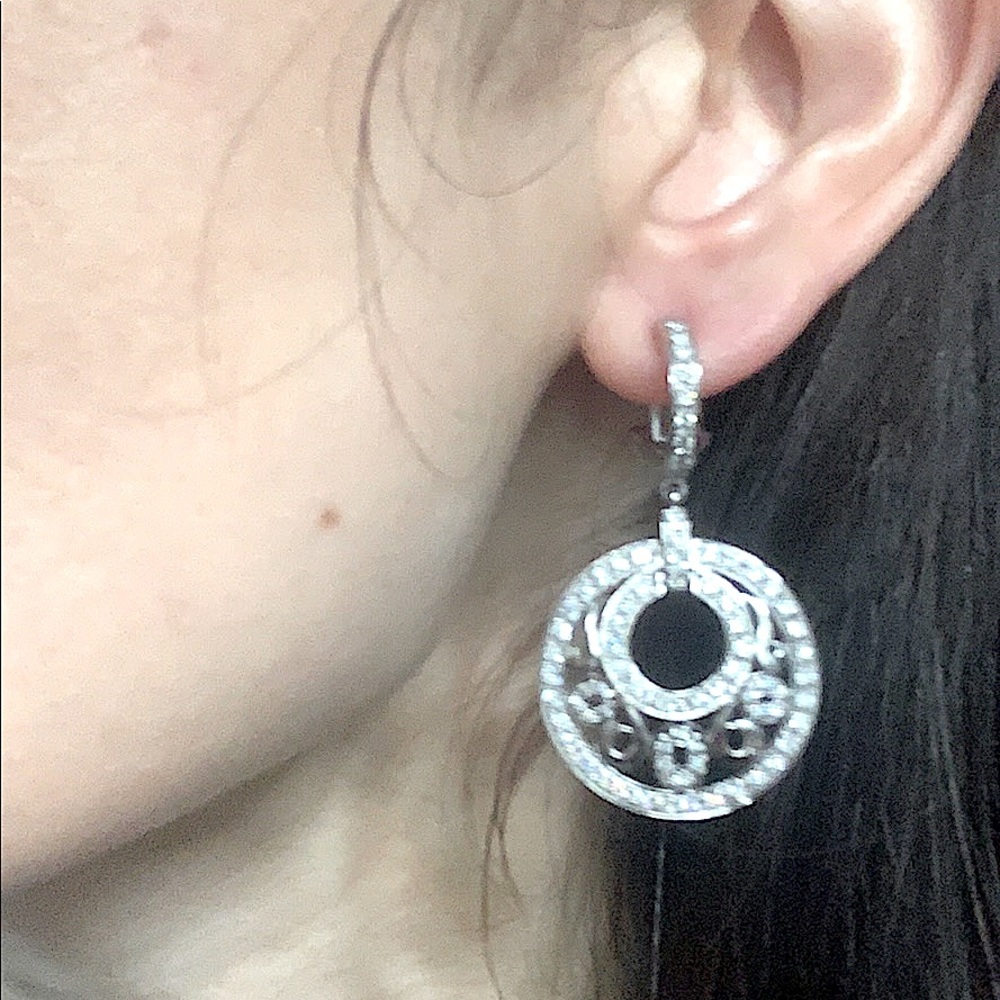 One pair of 18kt white gold drop earrings